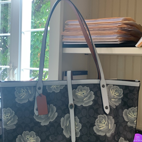 Coach shoulder tote bag 16-18” W. 10” Tall. 6” deep. Shoulder strap 31” - Picture 8 of 12